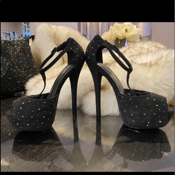 Black high heels Never used ✨Size 8.5 Brand “ It Call Spring “Very comfortable - Picture 9 of 14